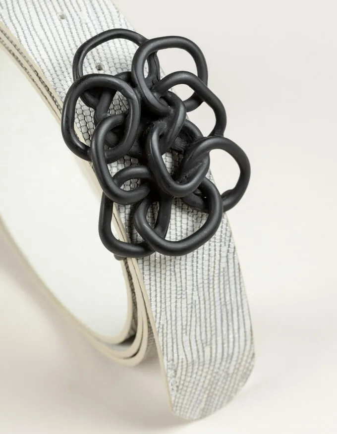 Belt Nus Nero. Leather belt with black buckle.