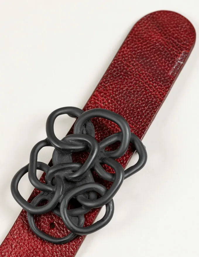 Belt Nus Nero. Leather belt with black buckle.