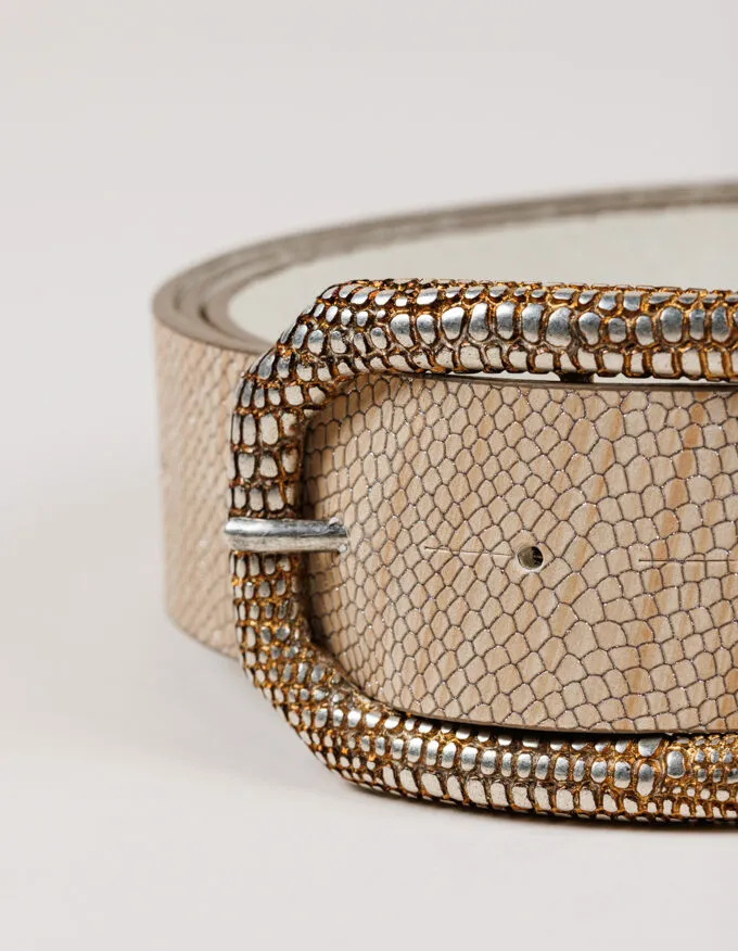 Lizard Doré belt. Golden rectangular buckle with lizard engraving.