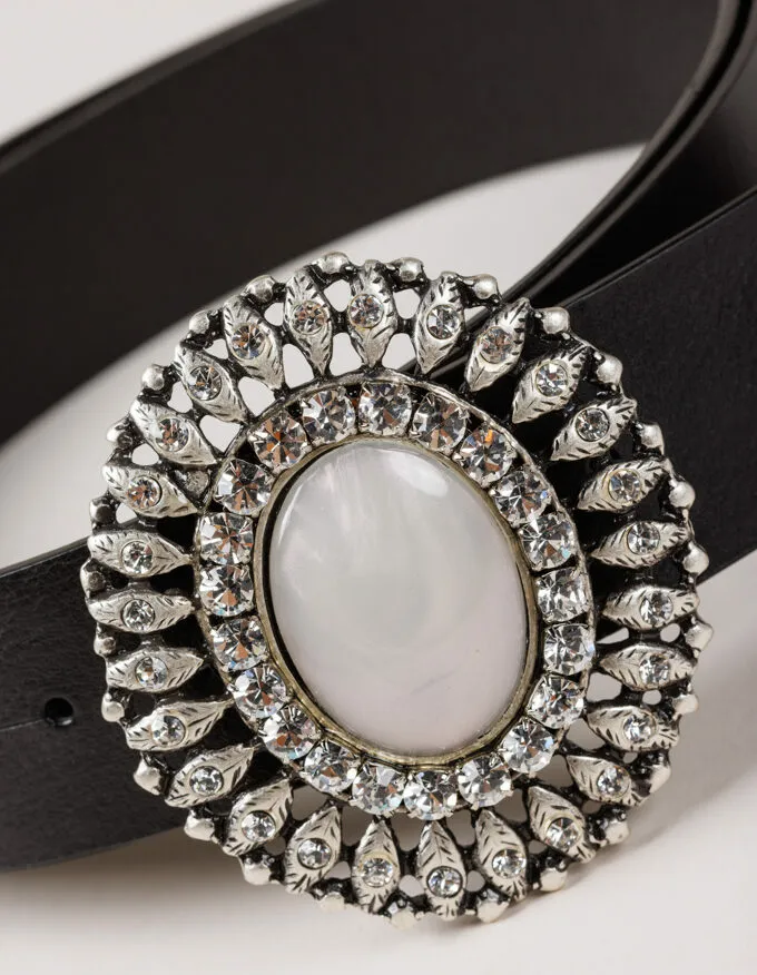 Belt Queens Pearl. Buckle with central pearl.