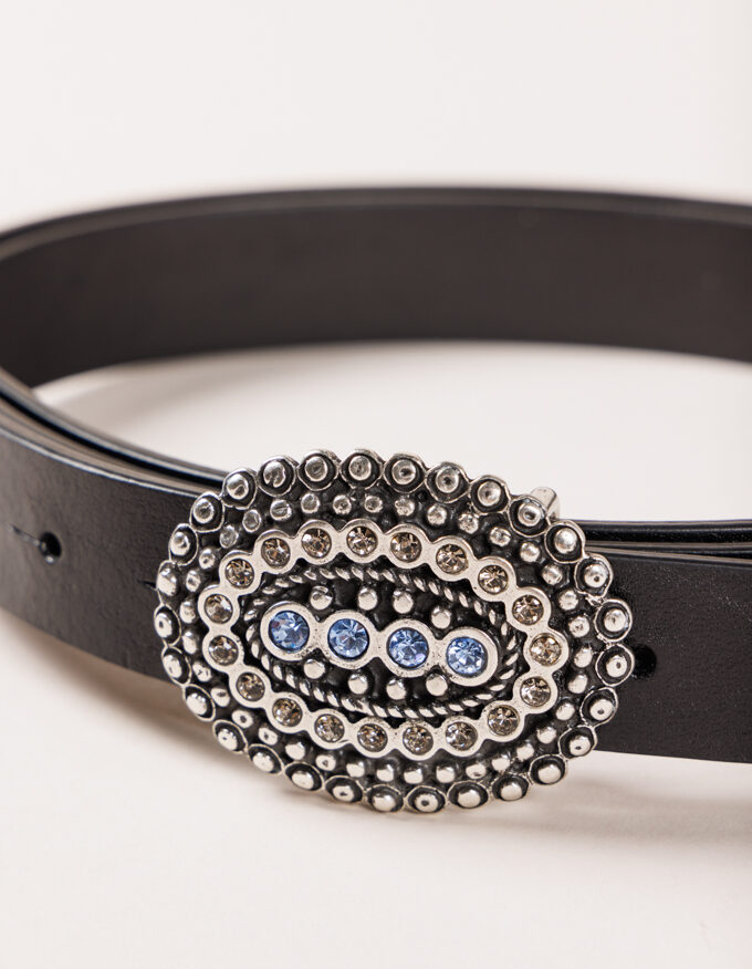 Cinturón Lola Blue. Hebilla plateada rodeada de cristales fume y cuatro azules en el centro.