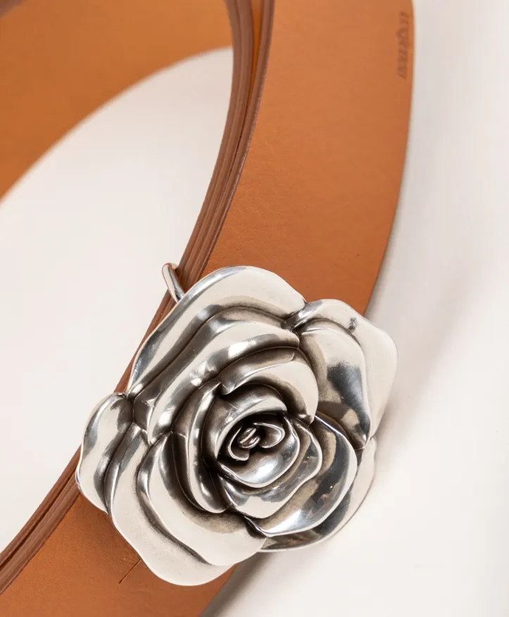Cinturón Flor. Hebilla plateada diseño flor. - Imagen 3