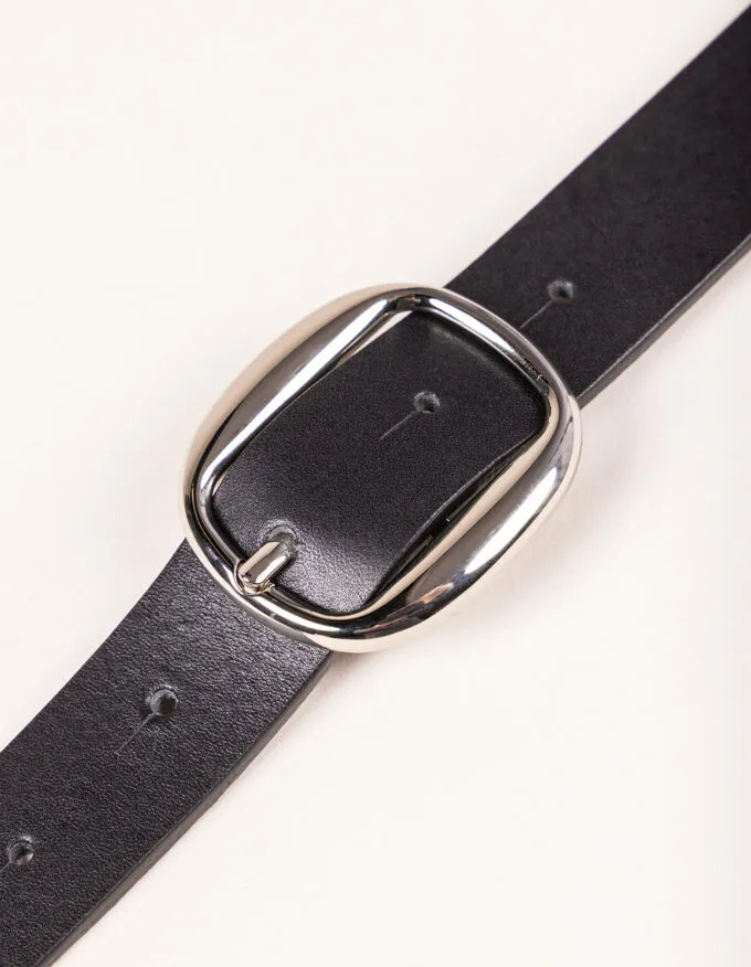 Belt Louise Silver. Thin strap with minimalist buckle.
