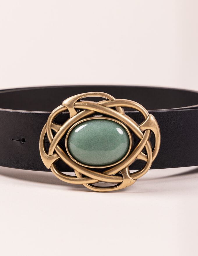 Cinturón Lucía. Hebilla dorada con piedra central verde esmeralda.