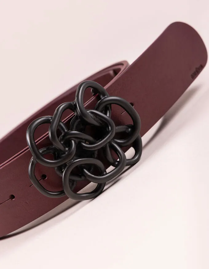 Belt Nus Nero. Leather belt with black buckle.