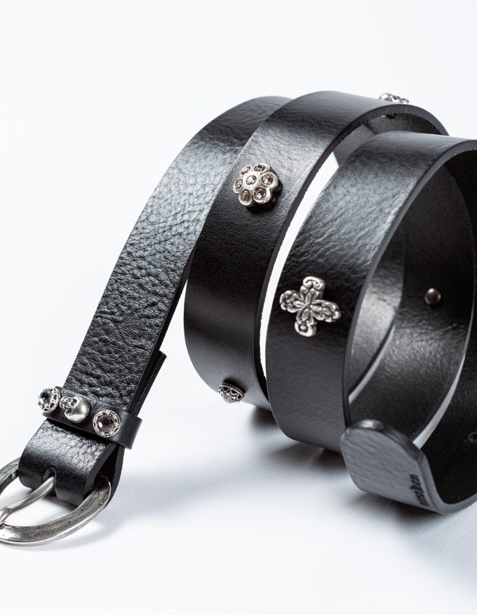 Cinturón Nolita. Correa decorada con piezas plateadas.