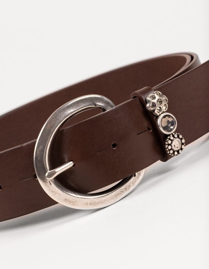 Cinturón Santorini. Hebilla plateada con trabilla decorada.