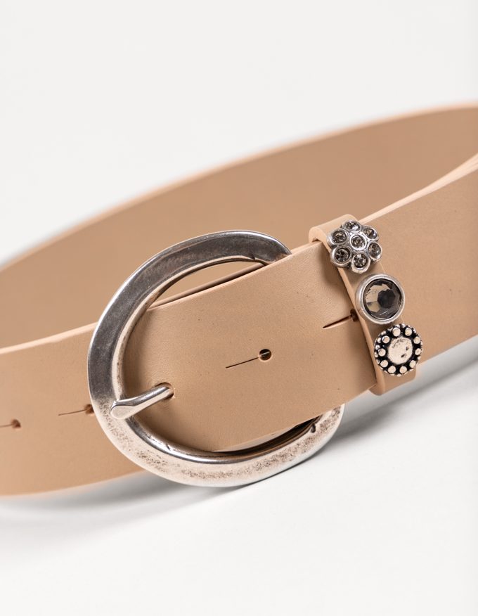 Cinturón Santorini. Hebilla plateada con trabilla decorada.